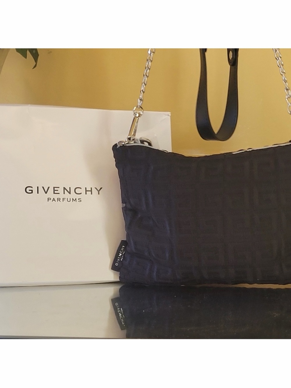 Givenchy - Picture 5 of 9